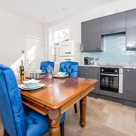 George Street One - Uk2766 *